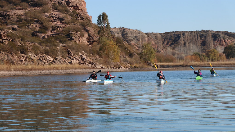 Los deportistas del canotaje realizarán una bajada desde el botero municipal de Cipolletti hasta la Reserva Natural Puerto Viejo de Fernández Oro.