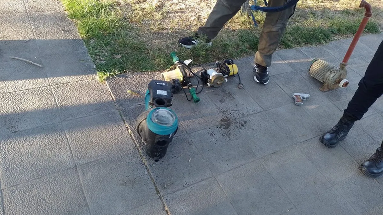 Policías de la Comisaría 4ta atraparon a un hombre que andaba por los techos y se había apoderado de bombas de agua. 