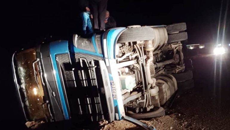 El camionero cipoleño sufrió volcó el jueves por la noche.