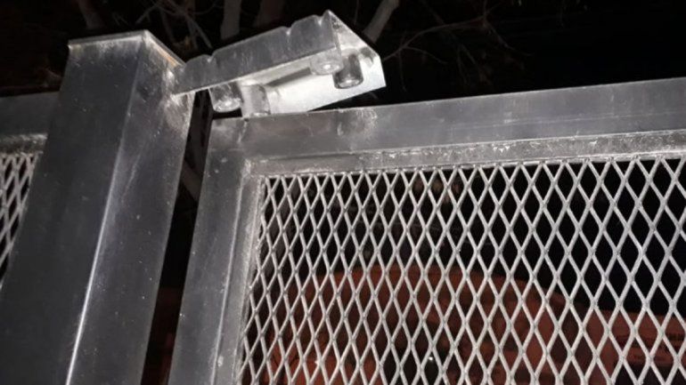 Los delincuentes habían forzado el portón de ingreso a la iglesia.