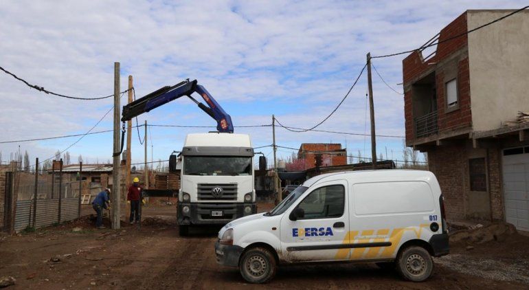 En los barrios populares de Cipolletti, son nulas o escasas las prestaciones municipales. Alumbrado público hay en contados lugares y la red eléctrica regularizada existe en varias barriadas por iniciativa de los vecinos, como en el Barrio Obrero.