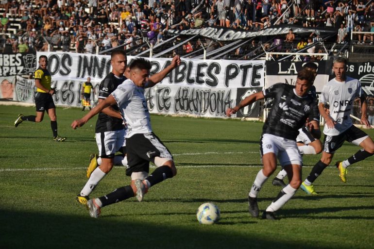 Cipolletti viene de empatar 0 a 0 con Villa Mitre en la última fecha.