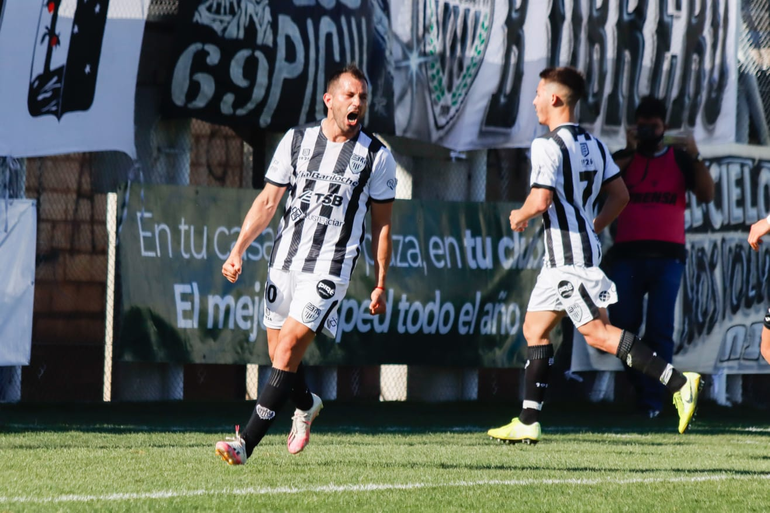 Amieva festeja el empate parcial. Luego Cipo lo ganó.