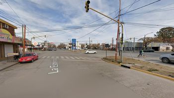 Bolivia y La Esmeralda, la esquina donde dos sujetos agredieron a un adolescente para robarle. También amenazaron a un vecino que auxilió a la víctima. Bolivia y La Esmeralda, la esquina donde dos sujetos agredieron a un adolescente para robarle. También amenazaron a un vecino que auxilió a la víctima.