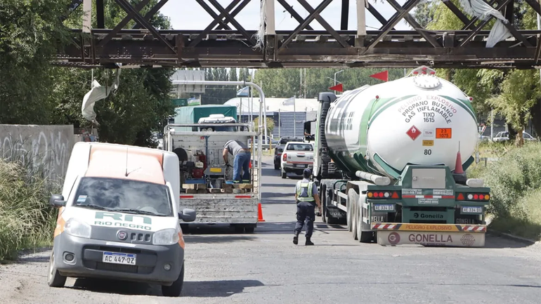 Los choques de grandes camiones contra el puente ferroviario son bastante frecuentes. Por tal motivo, se decidió en su momento desviar el tránsito pesado por Circunvalación y bregar con más insistencia por la vuelta del Tren del Valle. Los choques de grandes camiones contra el puente ferroviario son bastante frecuentes. Por tal motivo, se decidió en su momento desviar el tránsito pesado por Circunvalación y bregar con más insistencia por la vuelta del Tren del Valle.