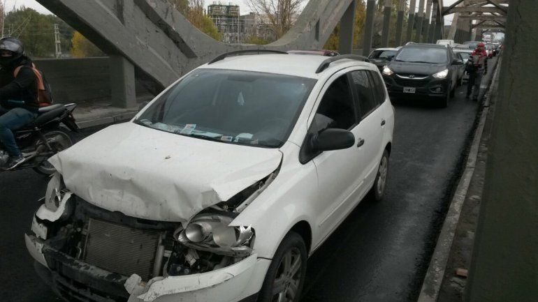 Hay demoras en el puente por un choque en cadena entre seis autos