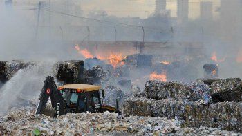 impresionante incendio en la papelera de ruta 151 impresionante incendio en la papelera de ruta 151