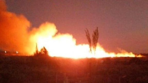 Impactante incendio de un campo en el Lago Pellegrini