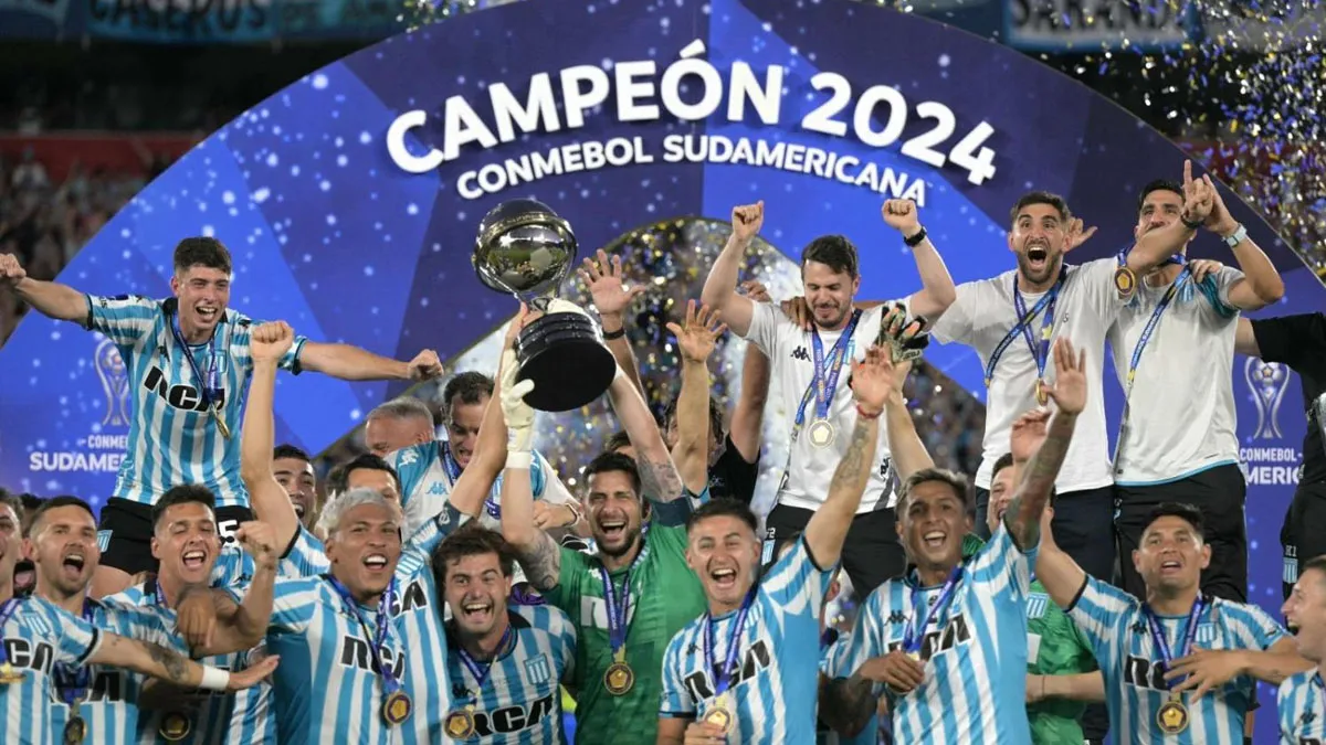 Gabriel Arias, capitán de Racing, levantó el trofeo.