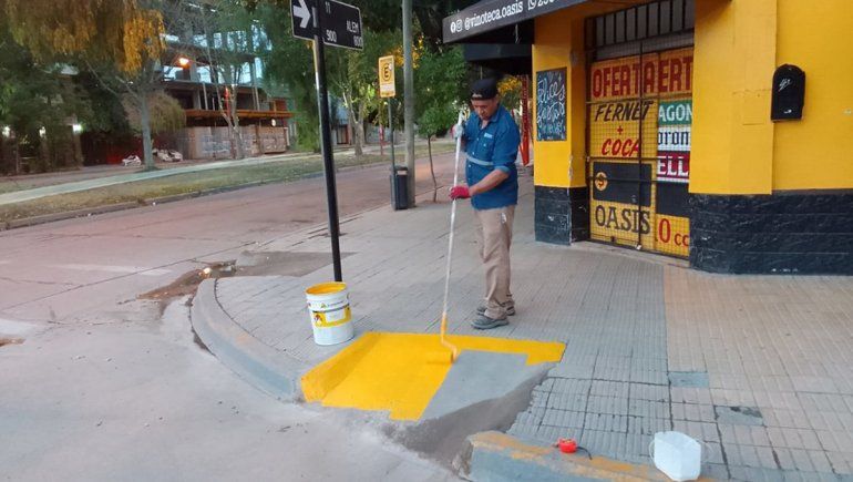 Contin&uacute;a el plan general de pintado de sendas, rampas y cord&oacute;n cuneta