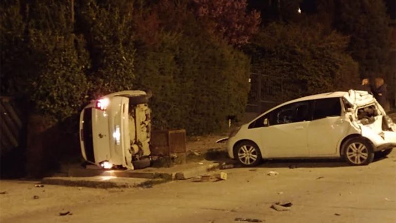Accidente fatal: murió una mujer tras un violento impacto con un vehículo estacionado