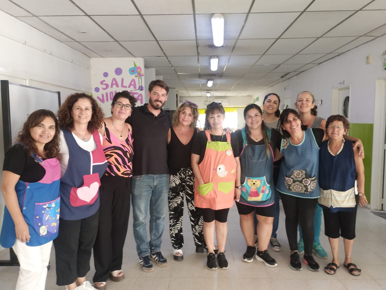 Las docentes del Jardín 50 junto al intendente Buteler.