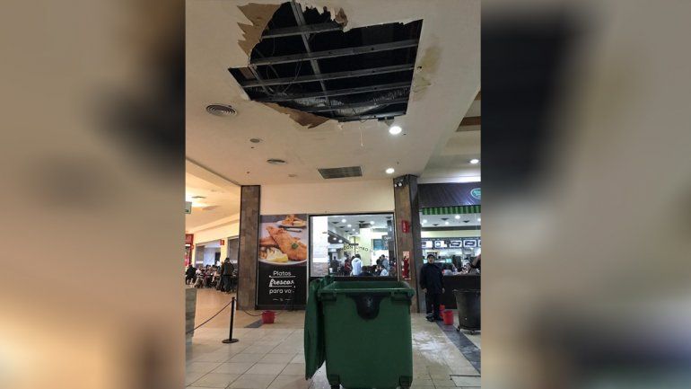 Peligro tras la caída de un cielorraso en un shopping de Neuquén