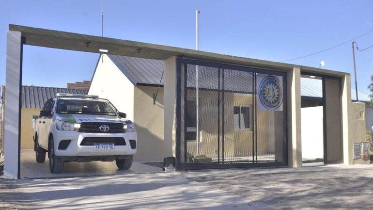 La Subcomisaría 69 del barrio Nuevo de Roca, donde fue detenido el policía sospechado de vínculos con delincuentes. 