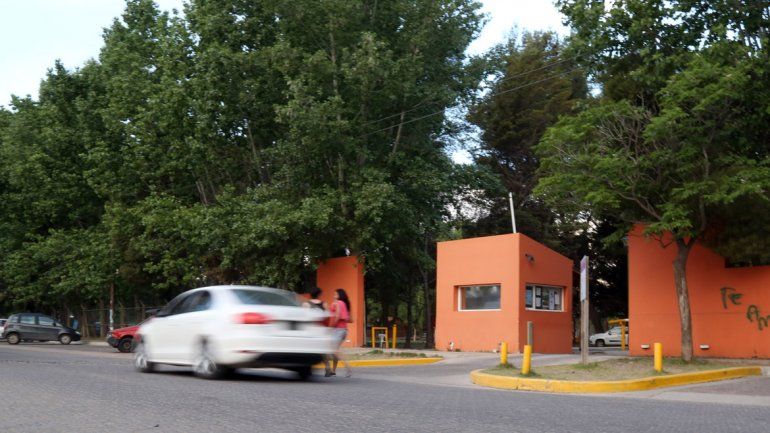 Profesor de natación espiaba con una cámara oculta a las chicas del Santafesino en Neuquén