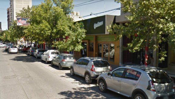 La brutal gresca protagonizada por los boxeadores ocurrió afuera de un bar de calle Roca.