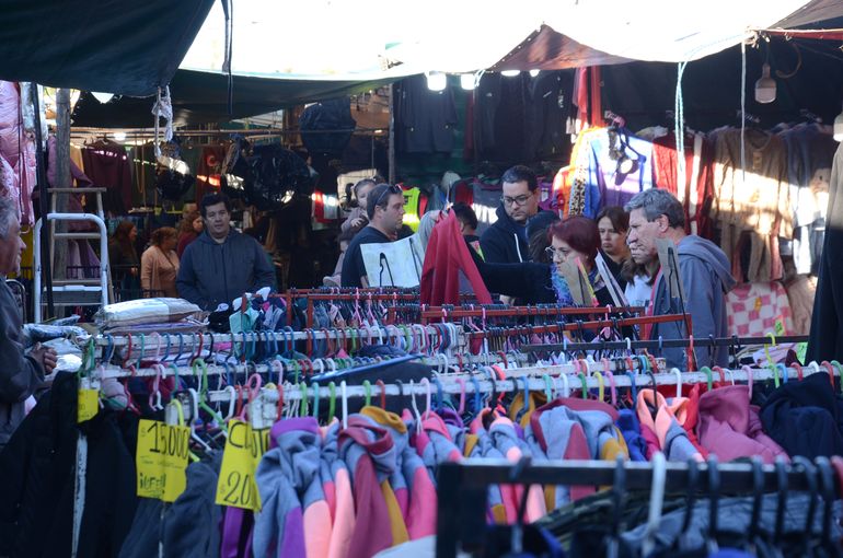 El reclamo de los comerciantes se basa en la falta de controles y requisitos para comercializar sus productos.