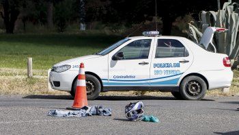 brutal choque entre una moto y una camioneta: hay una mujer herida