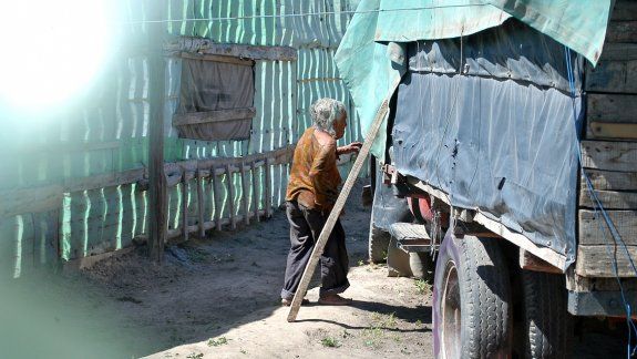 Miriam vivía encerrada en un camión abandonado y se alimentaba a base de pasto, ya que su hijo la dejaba sin comida.