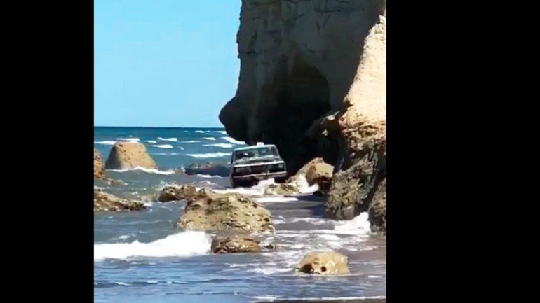 La imagen que dio la vuelta al mundo. El momento en que sale del mar con la F100.