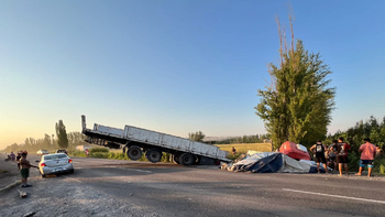 El violento incidente provocó la caída del camión en un canal y que el acoplado quede elevado sobre la calzada. El violento incidente provocó la caída del camión en un canal y que el acoplado quede elevado sobre la calzada.