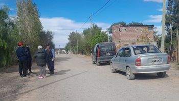 El vehículo en el que llevaban el cuerpo de Pesoa fue interceptado por la Policía. Esperaban la llegada del Forense para certificar las causas de la muerte. 