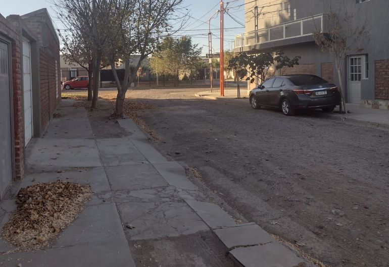 Mucho tránsito para una calle que no está preparada para eso