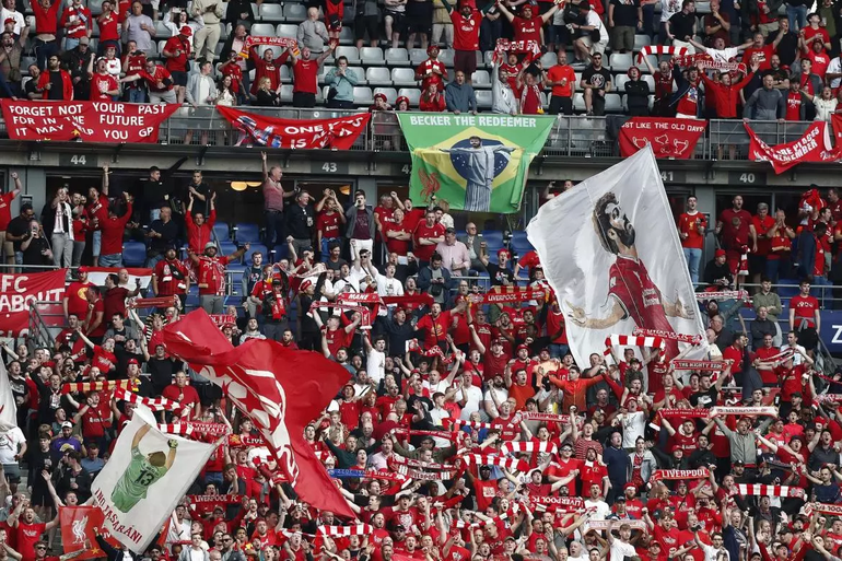 Los fanáticos del Liverpool cantaron un clásico de Fito Páez