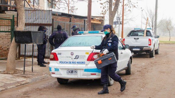 Le rompieron la cabeza a un policía en un allanamiento 