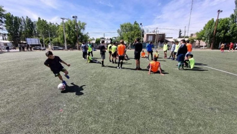 Buscador de talentos se robó la ilusión de 20 pibes en Valentina Sur