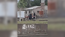 El robo de la moto quedó registrado por los vecinos que se encontraban en los alrededores. 