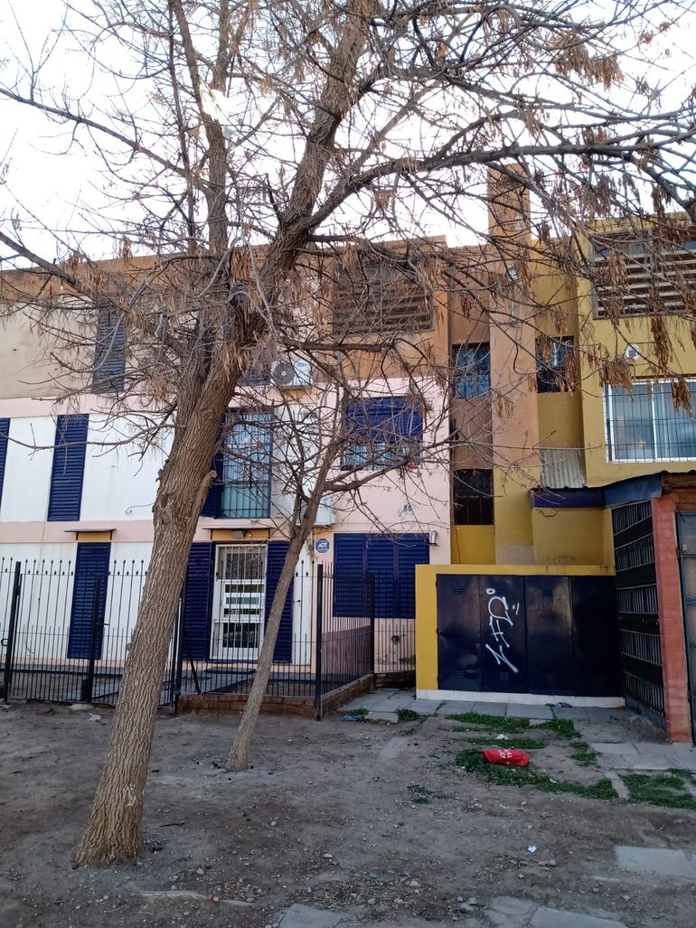 En un sector del barrio de las 432 Viviendas, los vecinos est&aacute;n preocupados por la salud de un hombre que encontr&oacute; un recoveco edilicio para refugiarse del g&eacute;lido tiempo de estos d&iacute;as invernales.
