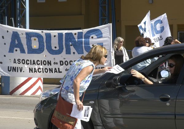 Docentes universitarios reclamaron aumento salarial frente al peaje