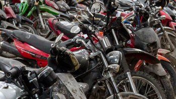 Las filas de motocicletas son interminables en el depósito municipal.