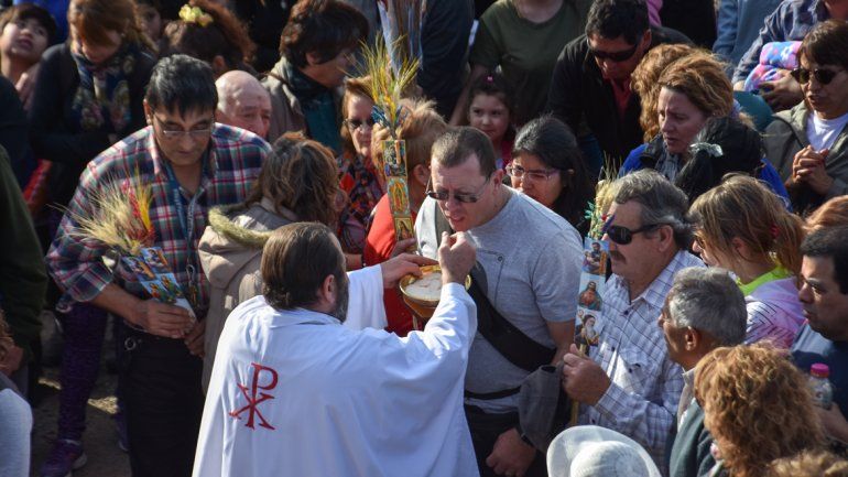 Una multitud de creyentes participó ayer de la procesión y de la celebración religiosa por San Cayetano