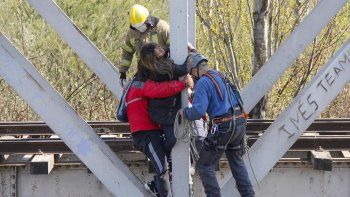 dramatico: mujer desalojada en el dvn esta colgada del puente ferroviario