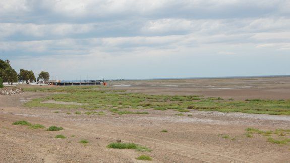 El mismo escenario, en bajamar y pleamar. &nbsp;El ir y venir de la marea es una de las características principales del golfo San Matías, ya que en pocas playas argentinas el fenómeno es tan visible.