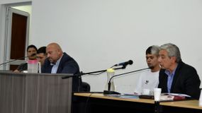 Los dos acusados con sus abogados defensores, en la audiencia de formulación de cargos realizada este martes. Ambos jóvenes quedaron en prisión preventiva.&nbsp;