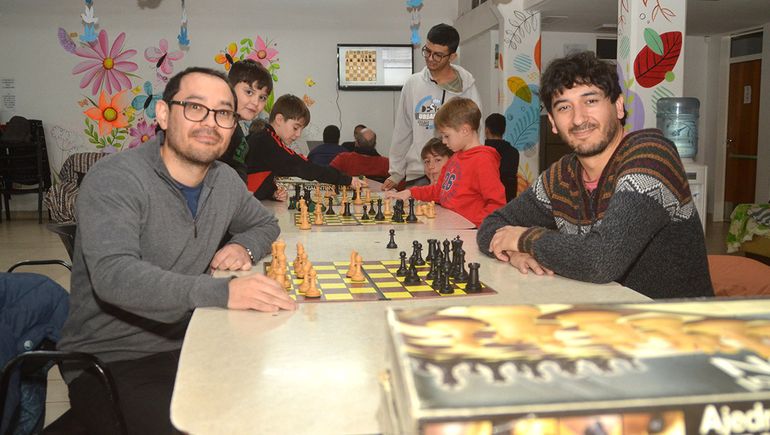 Con Alejandro Alvarese manejan el club de ajedrez.