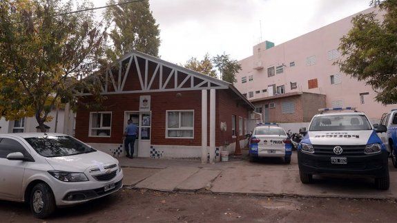 Le orinaron el paredón y baleó a dos jóvenes en las piernas