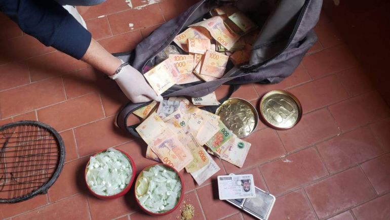 Allanaron dos viviendas y una gomería.