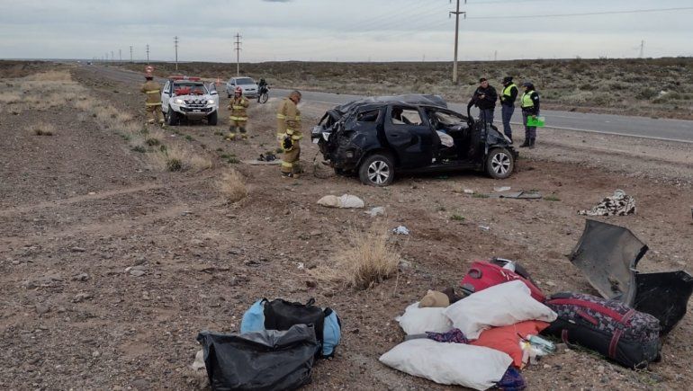 Una familia de Buenos Aires volcó en la Ruta 237 y se salvó de milagro