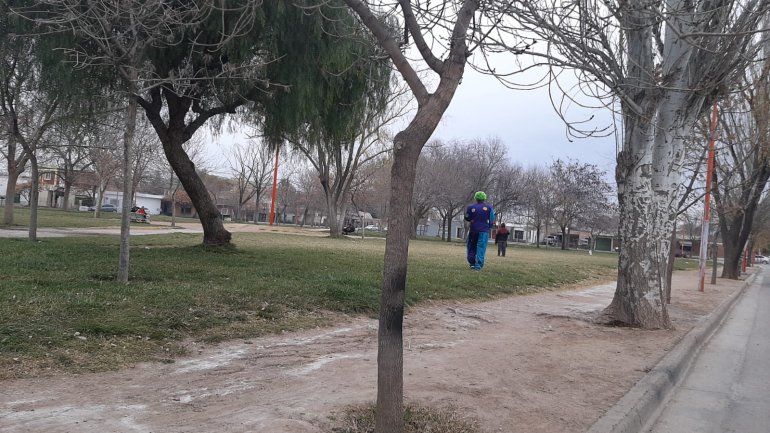 Taxista se disfrazó de payaso para repartir golosinas y sonrisas a los niños