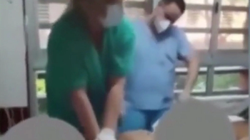 Video polémico: médicos y enfermeros se reían mientras un compañero practicaba RCP a un paciente