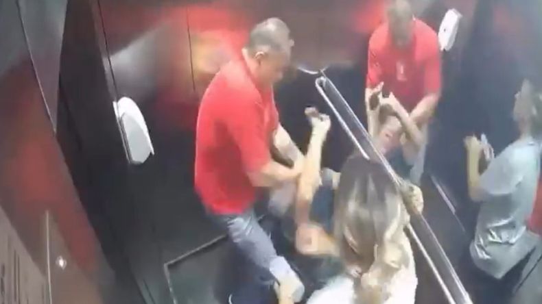 Un policía jubilado que atacó a una pareja de adultos mayores dentro de un ascensor en Brasil. | LMCipolletti.com Un policía jubilado que atacó a una pareja de adultos mayores dentro de un ascensor en Brasil.