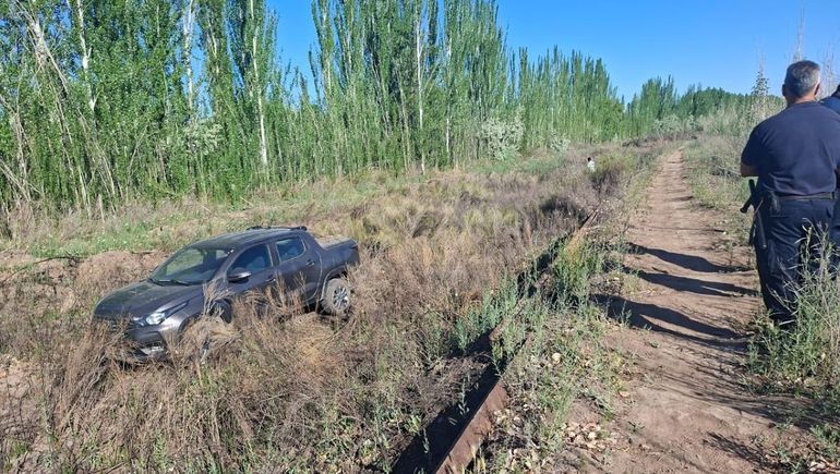 La camioneta robada apareció al costado de las vías