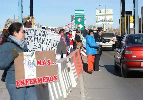 Enfermeros realizaron panfleteada en el ex peaje