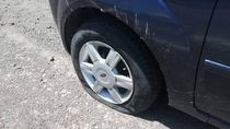 El damnificado rompió dos ruedas y la aseguradora no se hizo cargo.