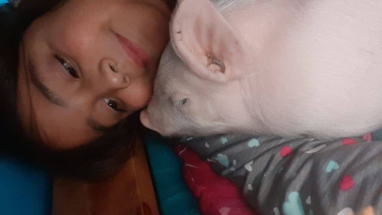 Mora con Lucy, su amada chanchita. Mora con Lucy, su amada chanchita.