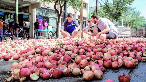 Los chacareros ya han tirado o regalado fruta por la crisis. Ahora se quiere destinar para mitigar el hambre.